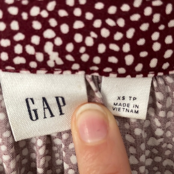 Gap v-neck blouse. Size: XS - Picture 2 of 5